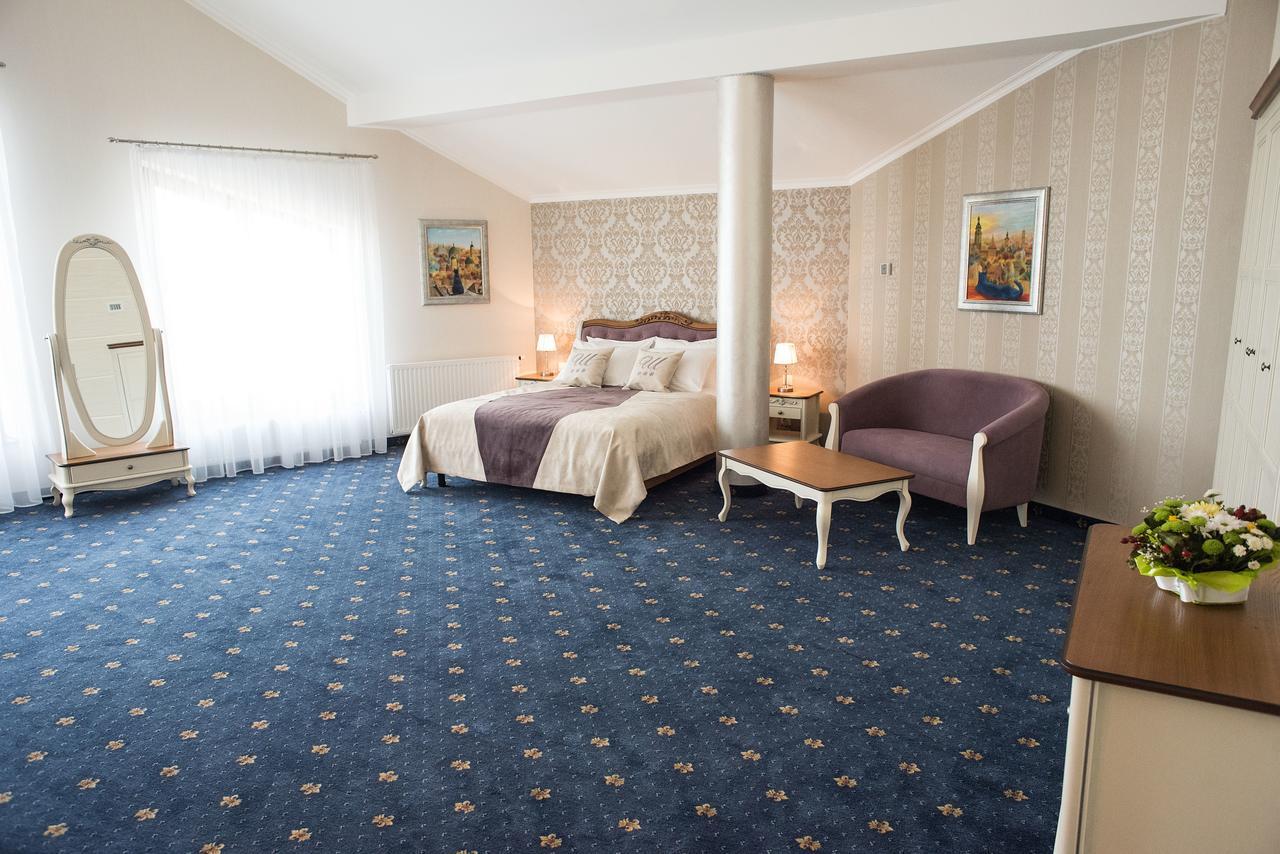 Shato Hotel Chervonograd Eksteriør bilde